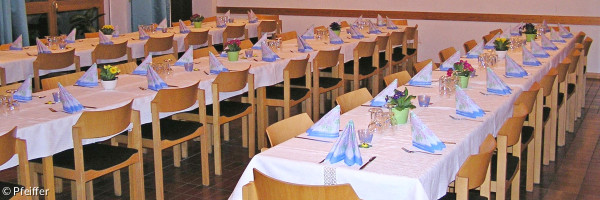gedeckte Tafel im Gemeindesaal