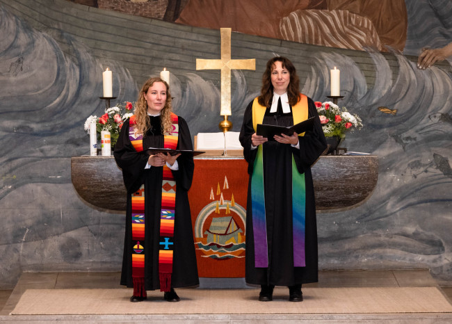 Pfarrerin Schmidt und Pfarrerin Pfeiffer beim Gottesdienst